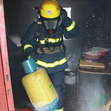 (知乎故事我的消防男友)深入火海，为生活掀起波澜：我的男友，那位英勇无畏的消防员