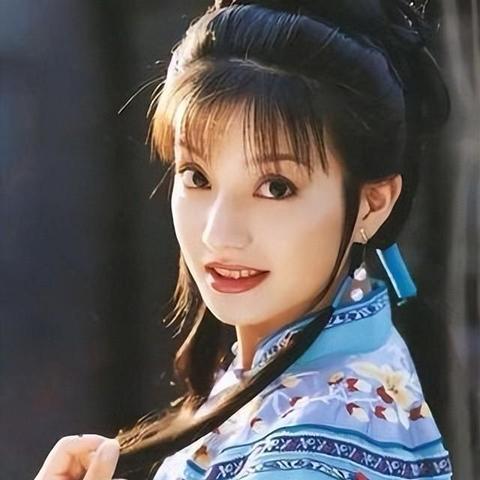 (赵薇 被执行)赵薇因未履行旧债被法院强制执行8488元，再度成为公众关注焦点