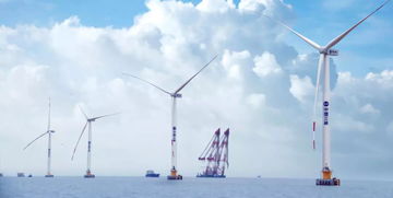 蔚蓝旅途歌词：穿越大海，感受风的轨迹，找寻内心深处的归属和梦想。