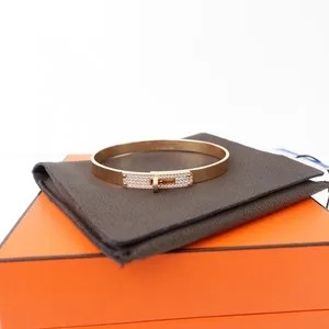 (爱马仕手镯介绍)探秘奢华之美：爱马仕手镯打造的时尚传奇