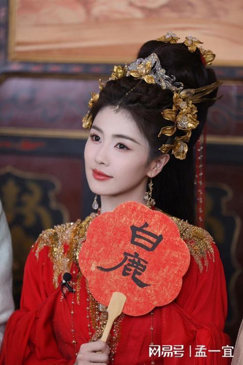 (白鹿怼脸拍)温柔白鹿揪耳朵，情意绵绵深如海，纯净身影独舞蓝天。