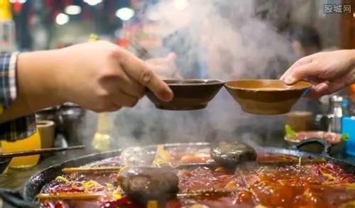 (男人对女人说吃火锅是什么意思)男人对女人说吃火锅，其实暗示着他想和她一起温暖过冬。