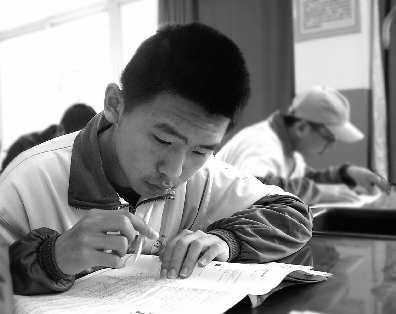 (“全民学霸”)全民学霸重点培养4人，共同努力提高学习水平和成就大计。