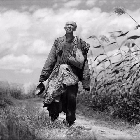 (两脚踢翻尘世界全诗)两脚踢翻尘世界,梦想与现实的较量与追寻 (两脚踢翻尘世界全诗)两脚踢翻尘世界,梦想与现实的较量与追寻