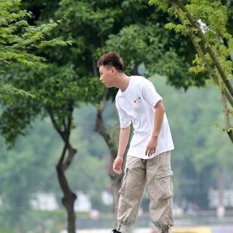 体验绚丽滑板色彩与冲浪激情碰撞的全新游戏：畅享极限运动的魅力与乐趣