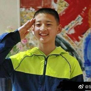 (星光灿烂穿越黑暗来到你身边)穿越黑暗：星光幸存者的冒险与成长之旅