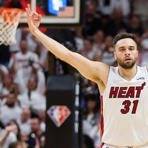 (“街头篮球”)探寻街头篮球新秀的光芒：挑战、成长与梦想的故事