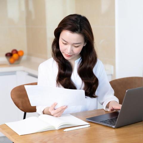 如何选择和使用电脑自动开机软件工具，提高工作效率和节省时间的实用指南